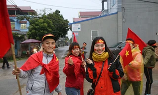 Người hâm mộ đến nhà Quang Hải ủng hộ đội tuyển Việt Nam. Ảnh: Quang Định