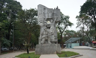 Vì sao vườn hoa Hàng Đậu xuất hiện nhiều 'khối bê tông lạ' sau khi cải tạo?