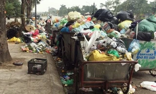 Rác thải ùn ứ, không được thu gom những ngày qua tại quận Nam Từ Liêm