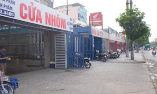 Các quán lẩu, quán bia, cửa hàng nhôm kính quán xá vây kín trên đất cống hoá kênh mương làm bãi đỗ xe và công trình phụ trợ. 