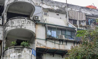 Chung cư 51 Huỳnh Thúc Kháng được yêu cầu di dời toàn bộ người dân trong Qúy I/2022. Ảnh: Duy Phạm