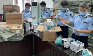 Hiện trường thu giữ khẩu trang 3M nghi giả. Ảnh: TCQLTT