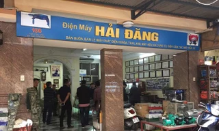 Lực lượng chức năng kiểm tra cửa hàng bán linh kiện, súng, đạn tại chợ Trời. Ảnh: M.Đ