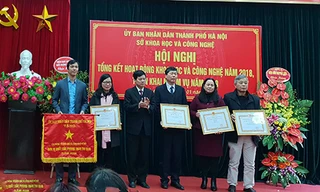 Phó Chủ tịch UBND TP Hà Nội Ngô Văn Quý trao bằng khen cho các cá nhân, đơn vị của Sở KH-CN.