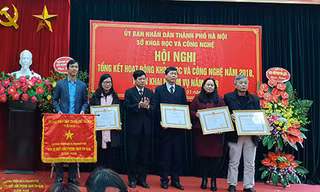 Phó Chủ tịch UBND TP Hà Nội Ngô Văn Quý trao bằng khen cho các cá nhân, đơn vị của Sở KH-CN.