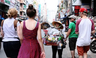 Hàng rong mời chào du khách. Ảnh minh họa