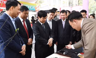 Phó Chủ tịch Hà Nội xin chữ thư pháp tại Phố sách Xuân