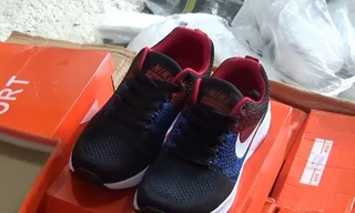 Thu giữ hàng nghìn đôi giầy thể thao không nguồn gốc