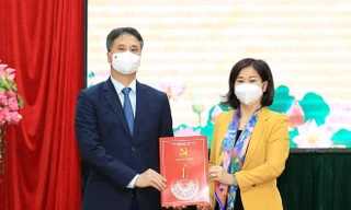 Đồng chí Nguyễn Anh Dũng (trái) Chánh Văn phòng UBND TP đến nhận quyết định điều động công tác tại Huyện ủy Mỹ Đức