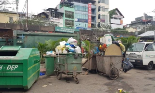 Rác chất đầy các xe của đơn vị vệ sinh môi trường