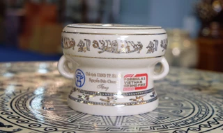 Cận cảnh trống đồng gốm Chủ tịch Hà Nội tặng báo chí quốc tế