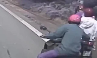 Hình ảnh anh Chiến dùng một tay kéo xe máy. Ảnh cắt từ clip