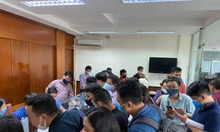 Doanh nghiệp vận tải xếp hàng chờ xin xác nhận từ địa phương. Ảnh: Thanh Hải