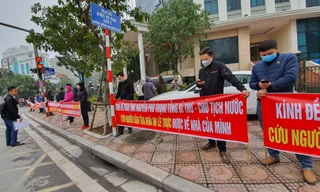 Người dân căng băng rôn đòi nhà trước UBND quận Ba Đình