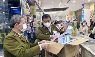 QLTT Hà Nội xử lý tình trạng găm khẩu trang đẩy giá lên cao đợt dịch COVID-19 trước. Ảnh minh họa