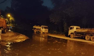 Hà Nội: Bùn thải từ bãi rác Nam Sơn tràn xuống đường trong đêm