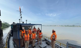 'Không có vùng cấm' khi kiểm tra tàu khai thác, vận chuyển cát trên sông Hồng, sông Lô