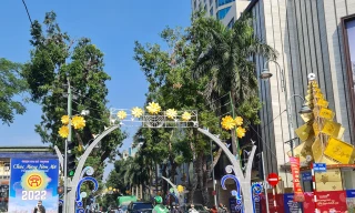 Trang trí đón Tết tại ngã tư Bà Triệu - Lê Đại Hành