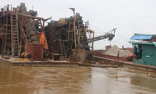 Tàu hút cát trái phép trên sông Hồng bị lực lượng chức năng bắt giữ
