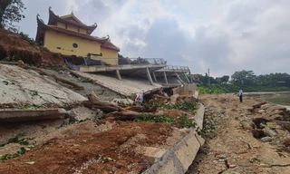 Kè chống sạt lở bị sụt lún, 'uy hiếp' Đền Mẫu ở Vĩnh Phúc 