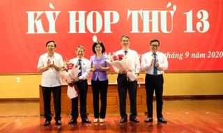 Phó Chủ tịch HĐND thành phố Phùng Thị Hồng Hà tặng hoa chúc mừng các đồng chí lãnh đạo huyện Mê Linh. Ảnh: Hoàng Sơn.