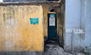 Cận cảnh loạt nhà vệ sinh công cộng 'bẩn không tưởng' giữa Thủ đô