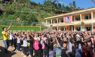 Du lịch từ thiện sưởi ấm hoàn cảnh khó khăn vùng cao