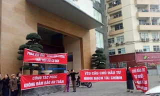 Cư dân giăng băng rôn phản đối CĐT