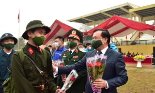 Bí thư Thành ủy Hà Nội Đinh Tiến Dũng động viên các tân binh trước khi lên đường nhập ngũ. Ảnh: Như Ý