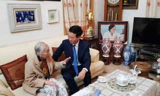 Ông Võ Văn Thưởng thăm hỏi, chúc mừng bà Nguyễn Thị Bình, nguyên Phó Chủ tịch nước, nguyên Bộ trưởng Bộ Giáo dục.