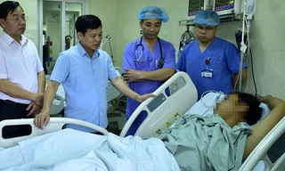 Phó Chủ tịch TP Hà Nội, Giám đốc Sở Y tế Hà Nội thăm hỏi các nạn nhân tại bệnh viện. Ảnh: ANTĐ