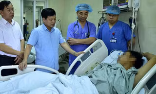Phó Chủ tịch TP Hà Nội, Giám đốc Sở Y tế Hà Nội thăm hỏi các nạn nhân tại bệnh viện. Ảnh: ANTĐ