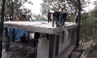 Công nhân tiến hành cưỡng chế