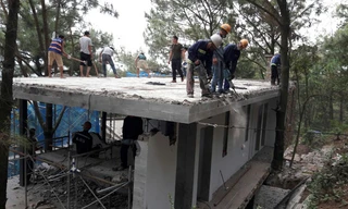 Công nhân tiến hành cưỡng chế