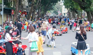 Phố đi bộ quanh khu vực hồ Gươm ngày đầu mở cửa. Ảnh minh họa