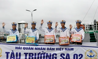 Vùng 2 Hải quân thăm, chúc Tết nhà giàn DK1 và huyện Côn Đảo