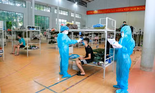 Các y bác sĩ trong một khu cách ly tại Vĩnh Phúc