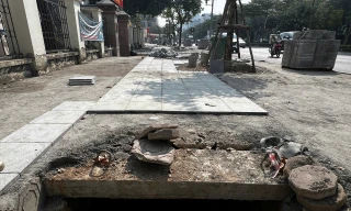 Hà Nội: Lại đào xới vỉa hè, thi công nguy hiểm 'bẫy' người dân
