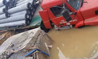Sự cố vỡ ống nước DN400 tại cầu vượt Phú Thụy (Gia Lâm, Hà Nội)