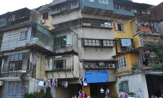 Chung cư cũ G6A Thành Công vẫn còn 23 hộ chưa di dời.