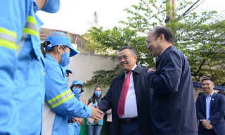 Chủ tịch Hà Nội thăm, động viên công nhân môi trường làm việc xuyên Tết