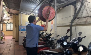 Tận thấy học sinh trường trung tâm quận Hoàn Kiếm học chung với nhà dân, sân chùa