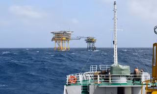 Vượt sóng lớn mang Xuân sớm đến các nhà giàn DK1