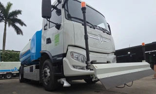 Tận thấy 6 loại xe rửa đường, hút rác hiện đại lần đầu xuất hiện tại Hà Nội