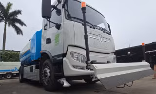 Tận thấy 6 loại xe rửa đường, hút rác hiện đại lần đầu xuất hiện tại Hà Nội
