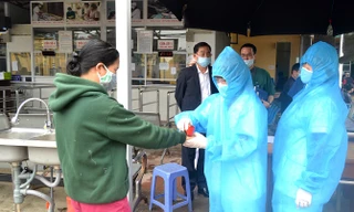 Người dân vào Bệnh viện đa khoa Sơn Tây sẽ phải đo thân nhiệt, khai báo y tế và đóng dấu xác nhận đã được kiểm soát. Ảnh: Đức Vân - Vũ Tuyết