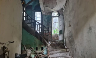 Cận cảnh những khu 'ổ chuột' trong biệt thự cổ triệu đô ở Hà Nội