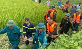 Lực lượng chức năng tìm thấy thi thể của các nạn nhân - Ảnh: Vĩnh Phúc 24h