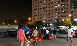 Cư dân nhiều chung cư xếp hàng chờ nước. 