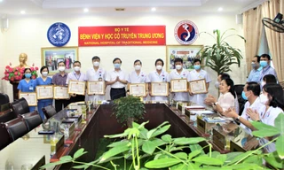 Bí thư Quận ủy Hai Bà Trưng Nguyễn Văn Nam trao Giấy khen tặng 1 tập thể và 10 cá nhân của Bệnh viện Y học cổ truyền trung ương.